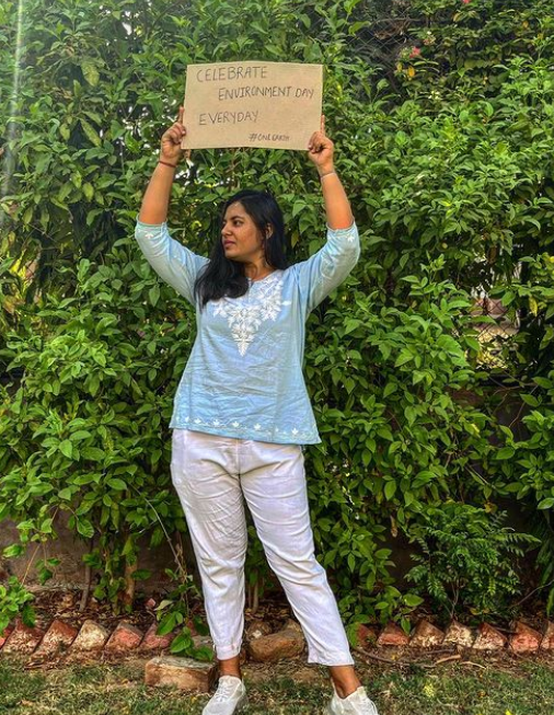 Pankti pandey, zero waste adda, sustainability influencer holding a placard on world environement day
